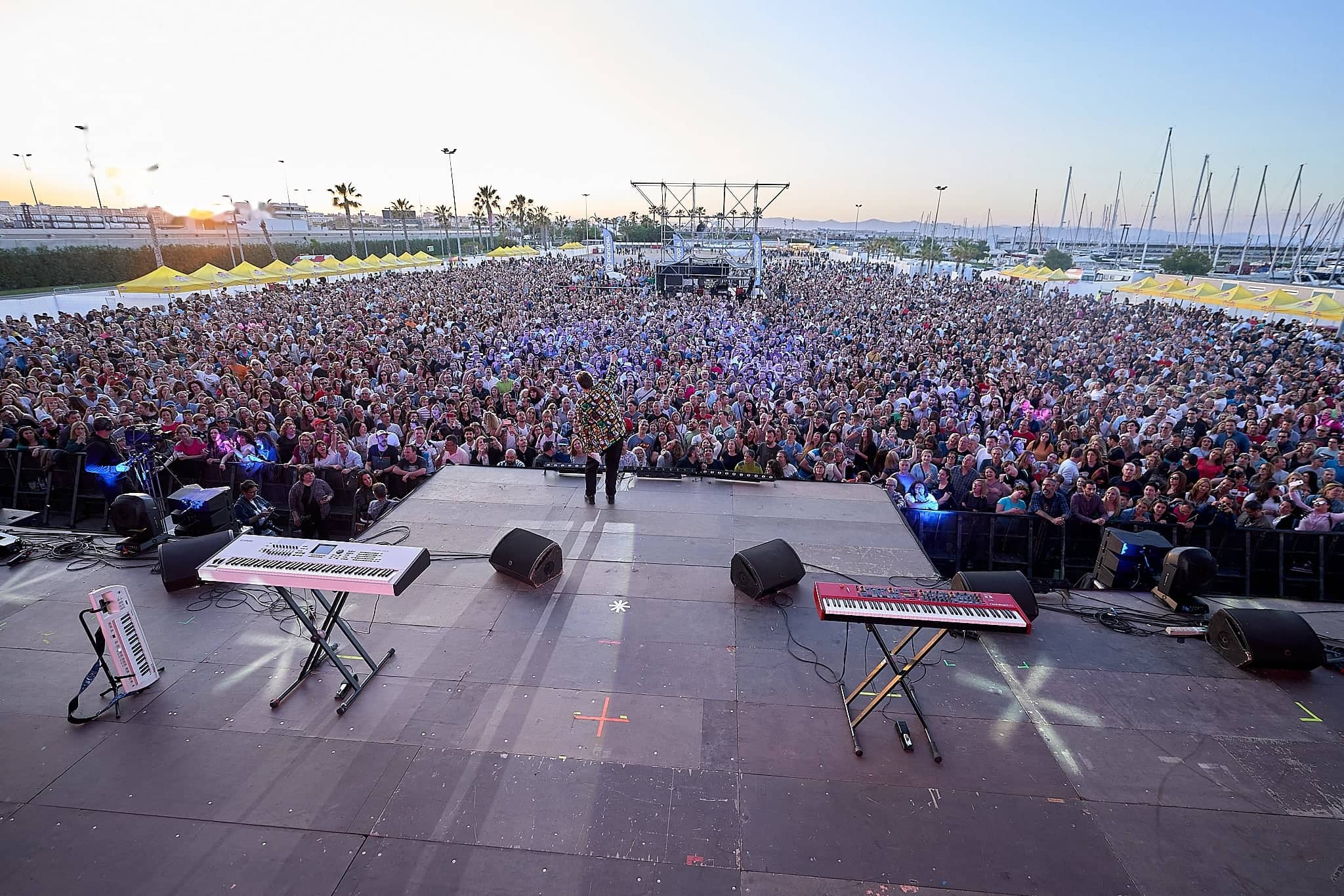 Vista desde el escenario hacia el público al atardecer
