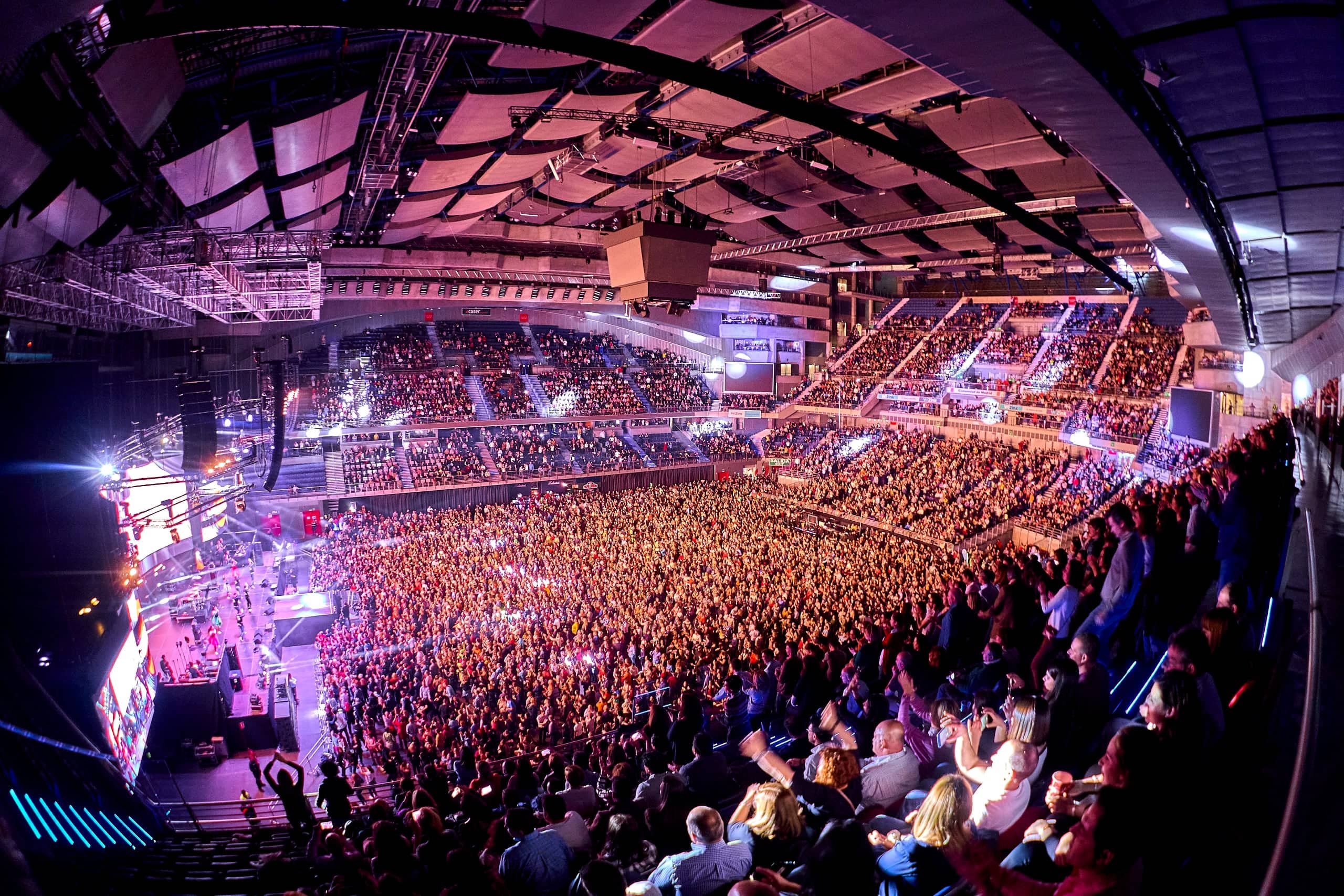 Arena llena vista desde la grada