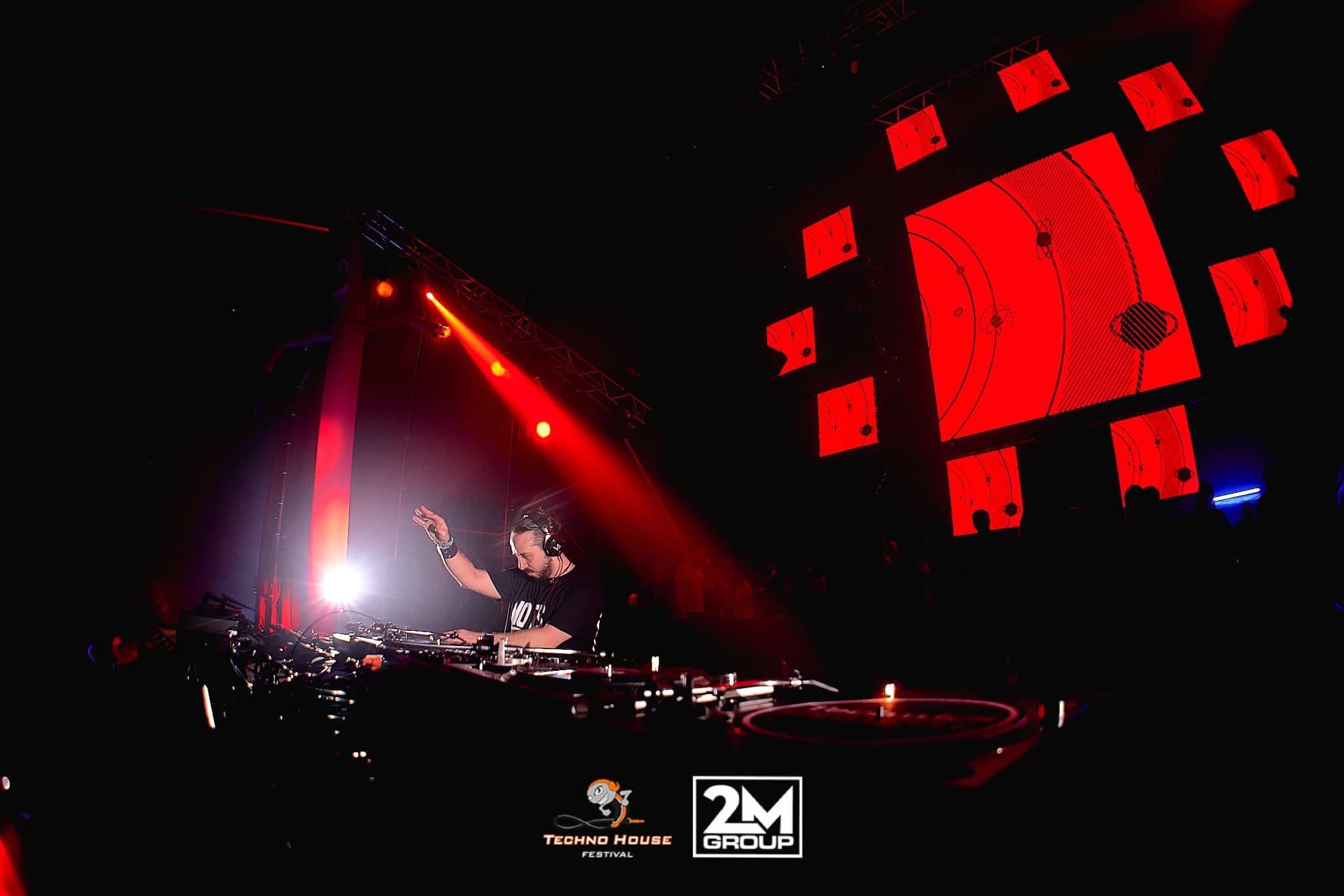 Módulos LED sobre la cabina · Techno House Festival, Madrid (2020)