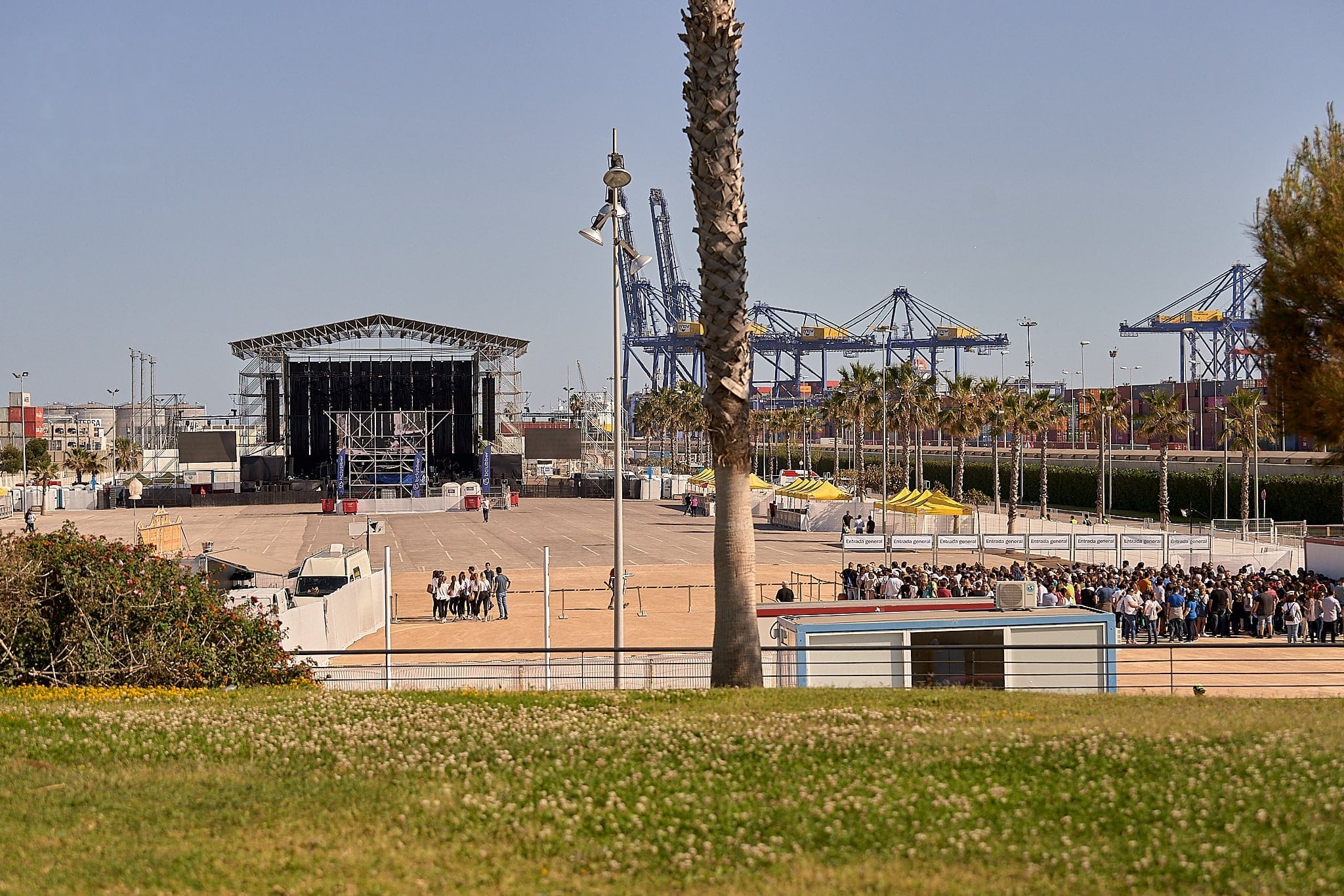 Escenario montado junto al puerto antes de abrir puertas